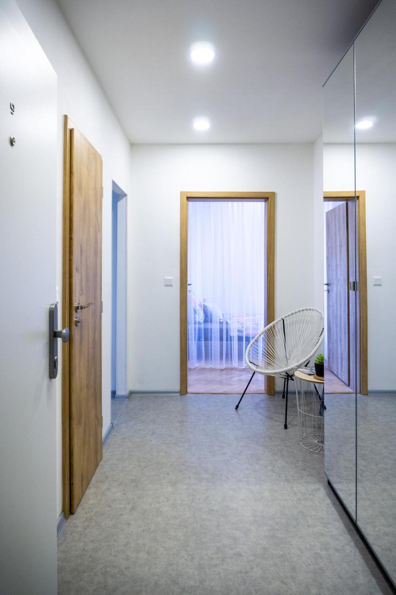 Jana's Wow Apt, 2br, Metro Next Door, Near The Airport Apartament Praga