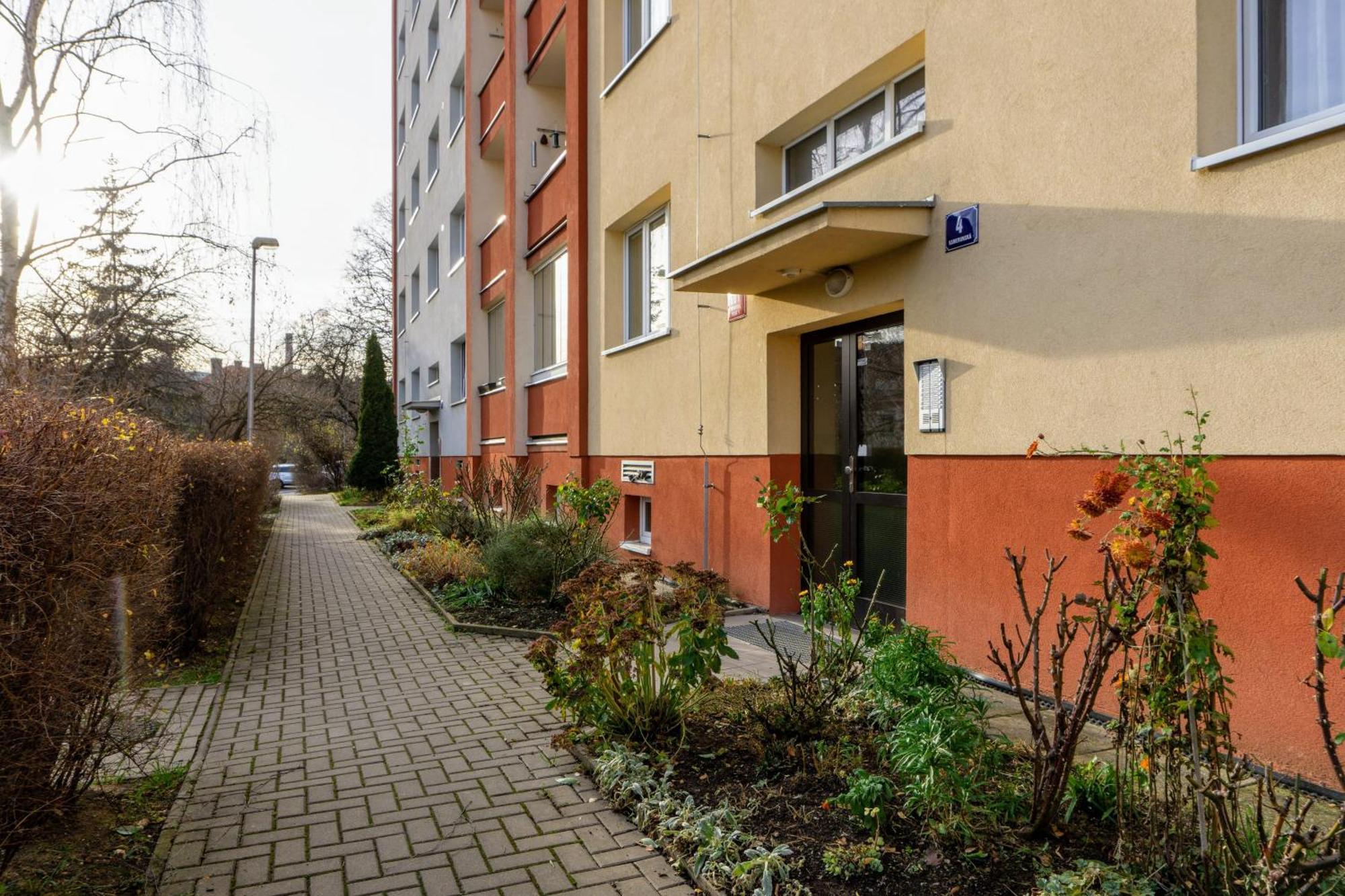 Apartament Jana's Wow Apt, 2br, Metro Next Door, Near The Airport *