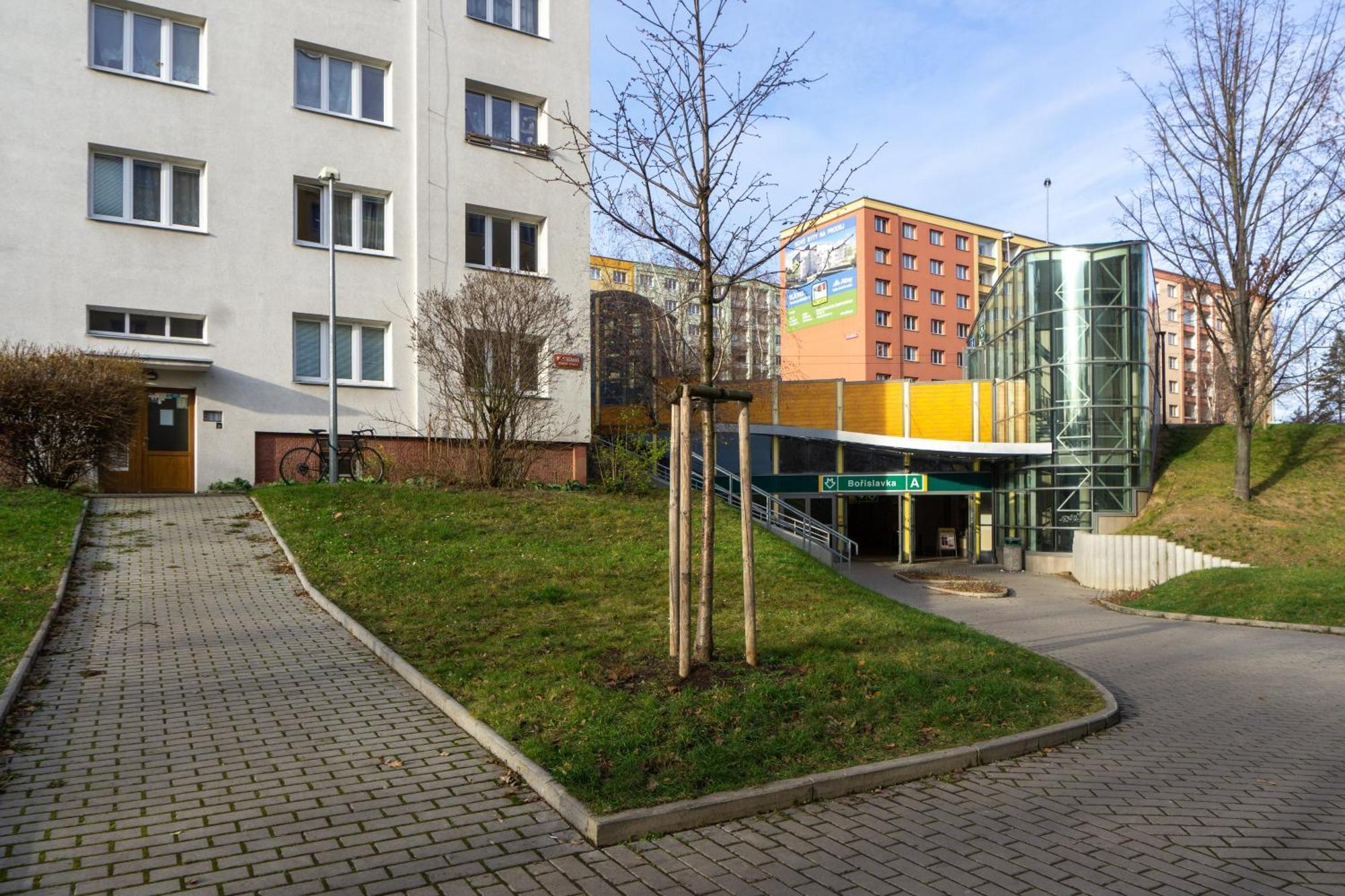 Jana's Wow Apt, 2br, Metro Next Door, Near The Airport Apartament