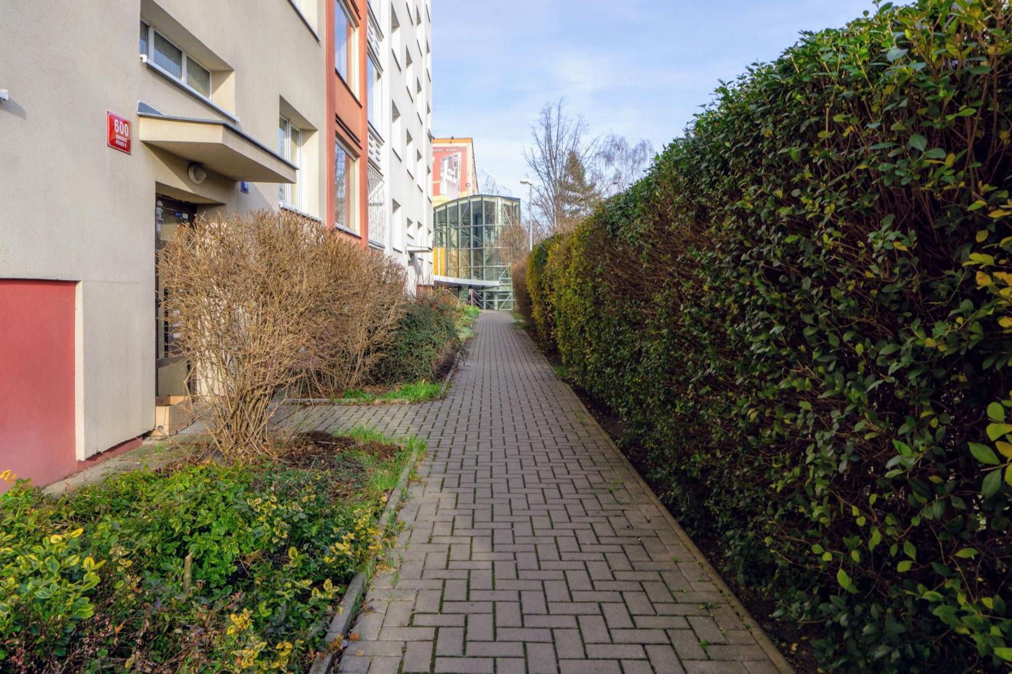 Apartament Jana's Wow Apt, 2br, Metro Next Door, Near The Airport *