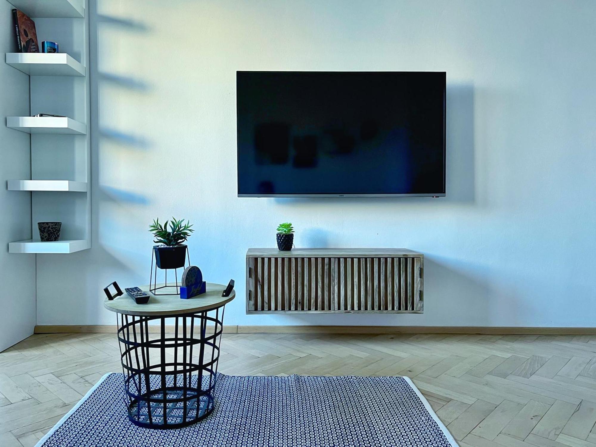 Apartament Jana's Wow Apt, 2br, Metro Next Door, Near The Airport *